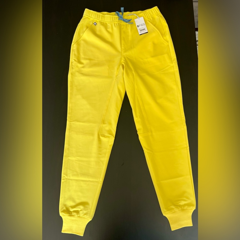 Men’s Figs Yellow jogger scrubs (small)